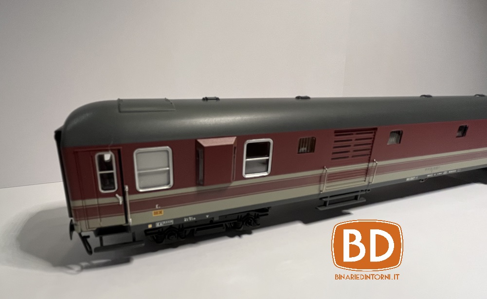 MODELLISMO | Da ACME il Bagagliaio Tipo X 1968 in livrea beige-rosso fegato anni ottanta-novanta